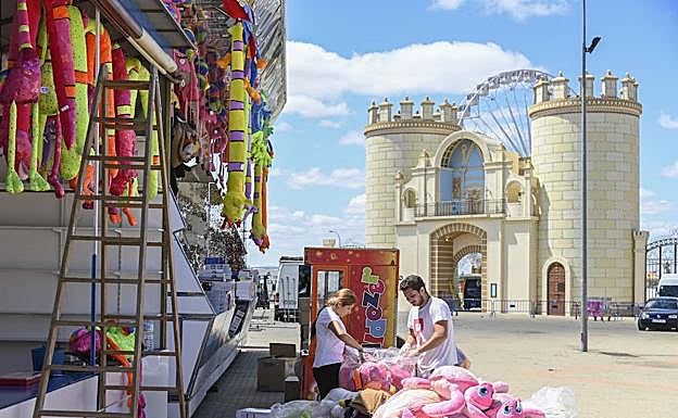 En el ferial ayer se daban los últimos retoques para recibir a los pacenses y visitantes por San Juan. :: 