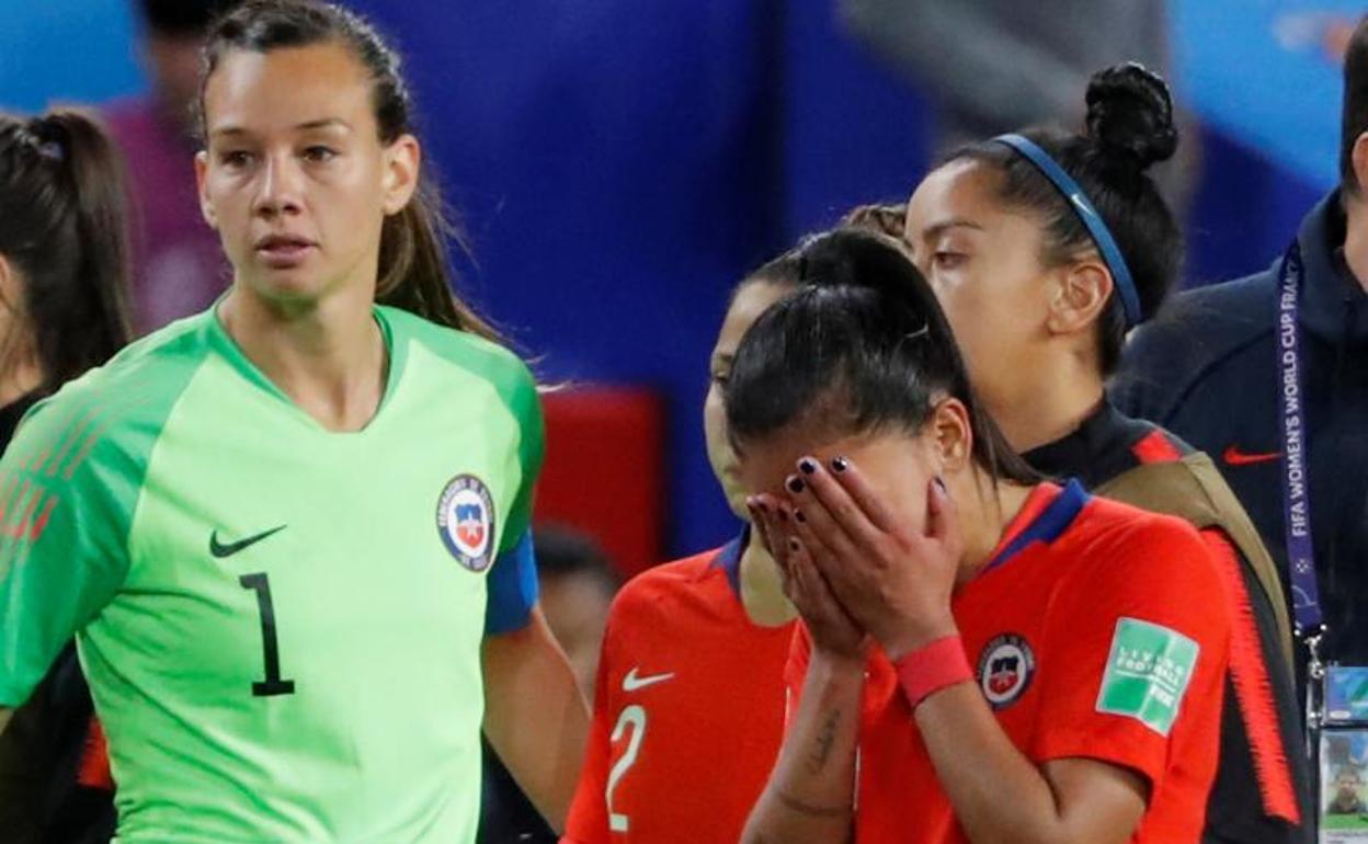 Francisca Lara, desolada tras fallar el penalti que hubiese clasificado a Chile. 