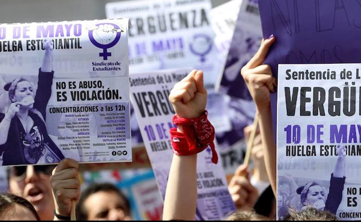 Miles de mujeres salieron a la calle el año pasado para solidarizarse con la víctima de La Manada, tras el fallo de nueve años de cárcel.