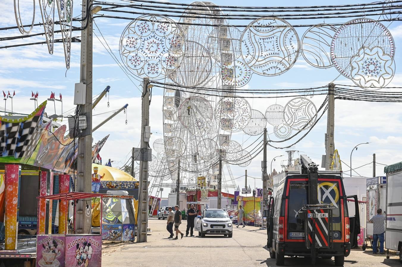 A pocas horas de que comience oficialmente la feria de San Juan, en el real ya está todo listo y los feriantes dan los últimos retoques para que cacharritos, casetas y tómbolas funcionen a pleno rendimiento durante los próximos nueve días. Badajoz desde esta noche vivirá en Caya. A las 22.30 horas, las 26.000 bombillas colocadas en la portada del ferial se iluminarán seguidas de tres minutos de fuegos artificiales para dar la bienvenida a la feria. Este año, la gente volverá a entrar al real por la réplica de Puerta Palma, estrenada en 2018.