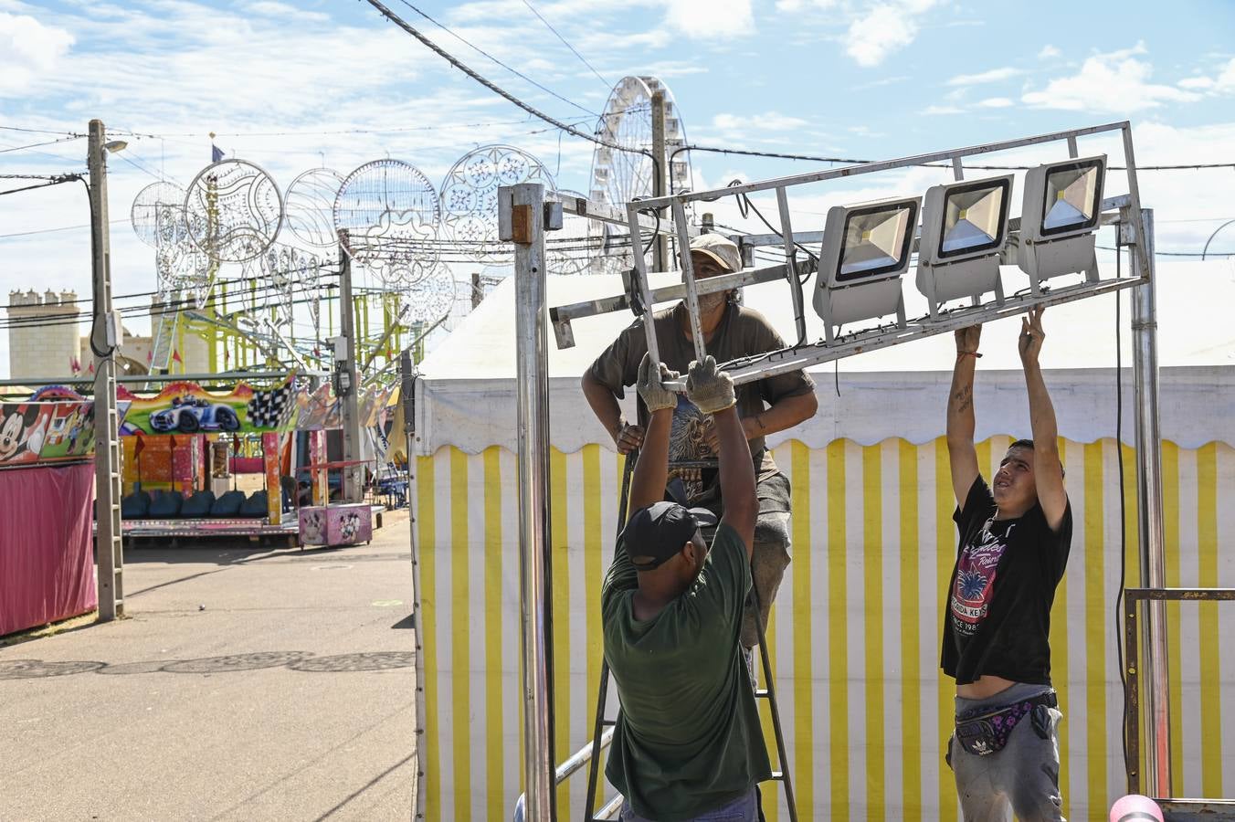 A pocas horas de que comience oficialmente la feria de San Juan, en el real ya está todo listo y los feriantes dan los últimos retoques para que cacharritos, casetas y tómbolas funcionen a pleno rendimiento durante los próximos nueve días. Badajoz desde esta noche vivirá en Caya. A las 22.30 horas, las 26.000 bombillas colocadas en la portada del ferial se iluminarán seguidas de tres minutos de fuegos artificiales para dar la bienvenida a la feria. Este año, la gente volverá a entrar al real por la réplica de Puerta Palma, estrenada en 2018.