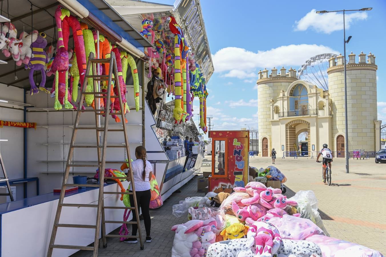 A pocas horas de que comience oficialmente la feria de San Juan, en el real ya está todo listo y los feriantes dan los últimos retoques para que cacharritos, casetas y tómbolas funcionen a pleno rendimiento durante los próximos nueve días. Badajoz desde esta noche vivirá en Caya. A las 22.30 horas, las 26.000 bombillas colocadas en la portada del ferial se iluminarán seguidas de tres minutos de fuegos artificiales para dar la bienvenida a la feria. Este año, la gente volverá a entrar al real por la réplica de Puerta Palma, estrenada en 2018.