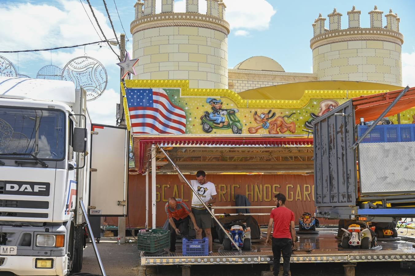 A pocas horas de que comience oficialmente la feria de San Juan, en el real ya está todo listo y los feriantes dan los últimos retoques para que cacharritos, casetas y tómbolas funcionen a pleno rendimiento durante los próximos nueve días. Badajoz desde esta noche vivirá en Caya. A las 22.30 horas, las 26.000 bombillas colocadas en la portada del ferial se iluminarán seguidas de tres minutos de fuegos artificiales para dar la bienvenida a la feria. Este año, la gente volverá a entrar al real por la réplica de Puerta Palma, estrenada en 2018.