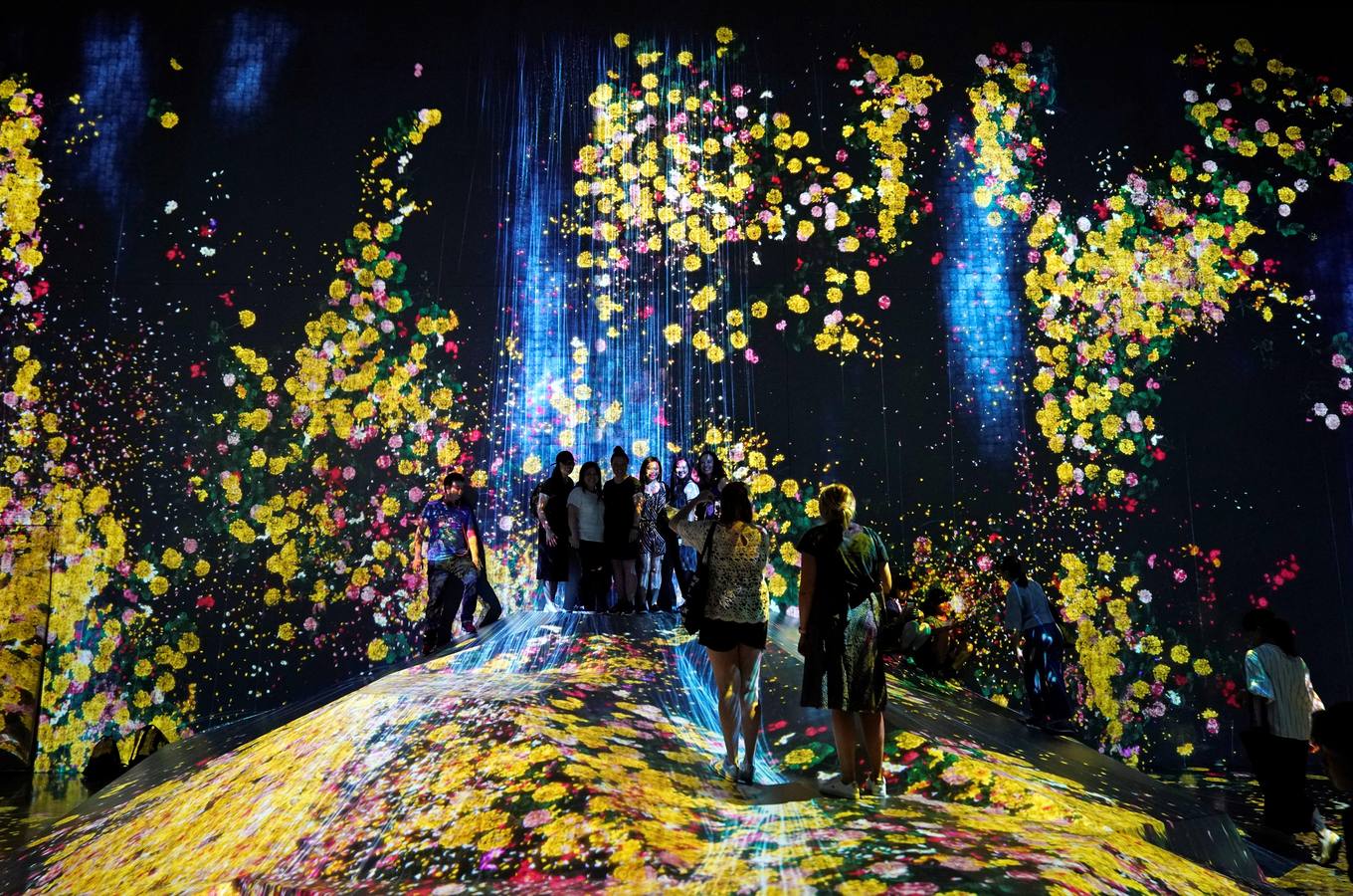 El Museo de Arte Digital en Tokio (Japón), de 10.000 metros cuadrados, conmemora su primer aniversario. En un año ya son cerca de 2,3 millones las personas que han visitado sus instalaciones, procedentes de 160 países. 