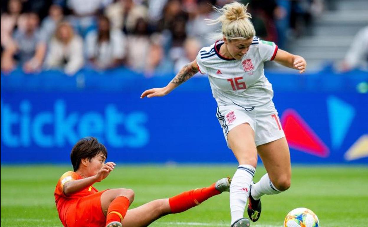 Mapi León controla un balón durante el partido entre China y España.