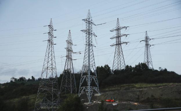 Un conjunto de varias torres de alta tensión. 