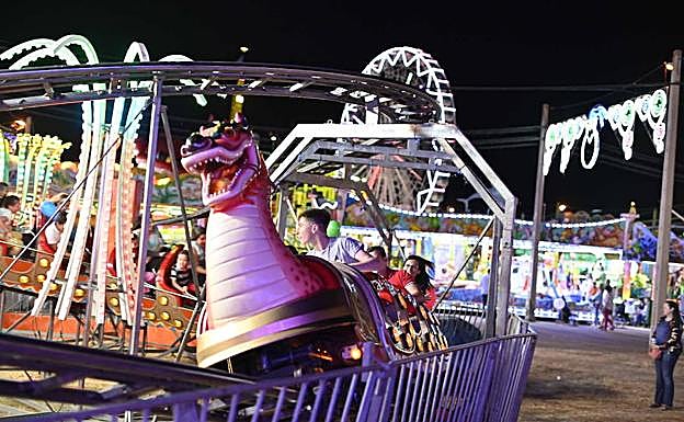 Imagen principal - Colas para entrar en las casetas del ferial de Badajoz de madrugada