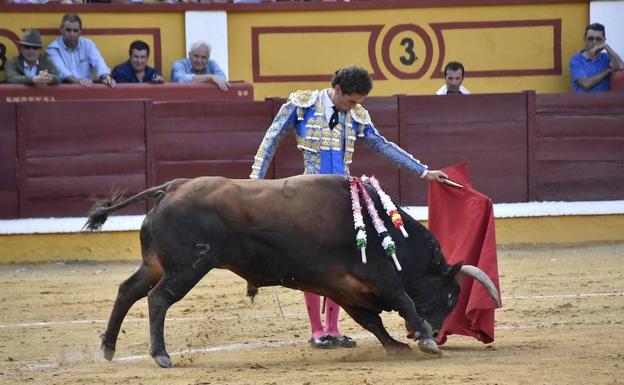 Temple con la mano izquierda de Ginés Marín con el segundo de la tarde:: CASIMIRO