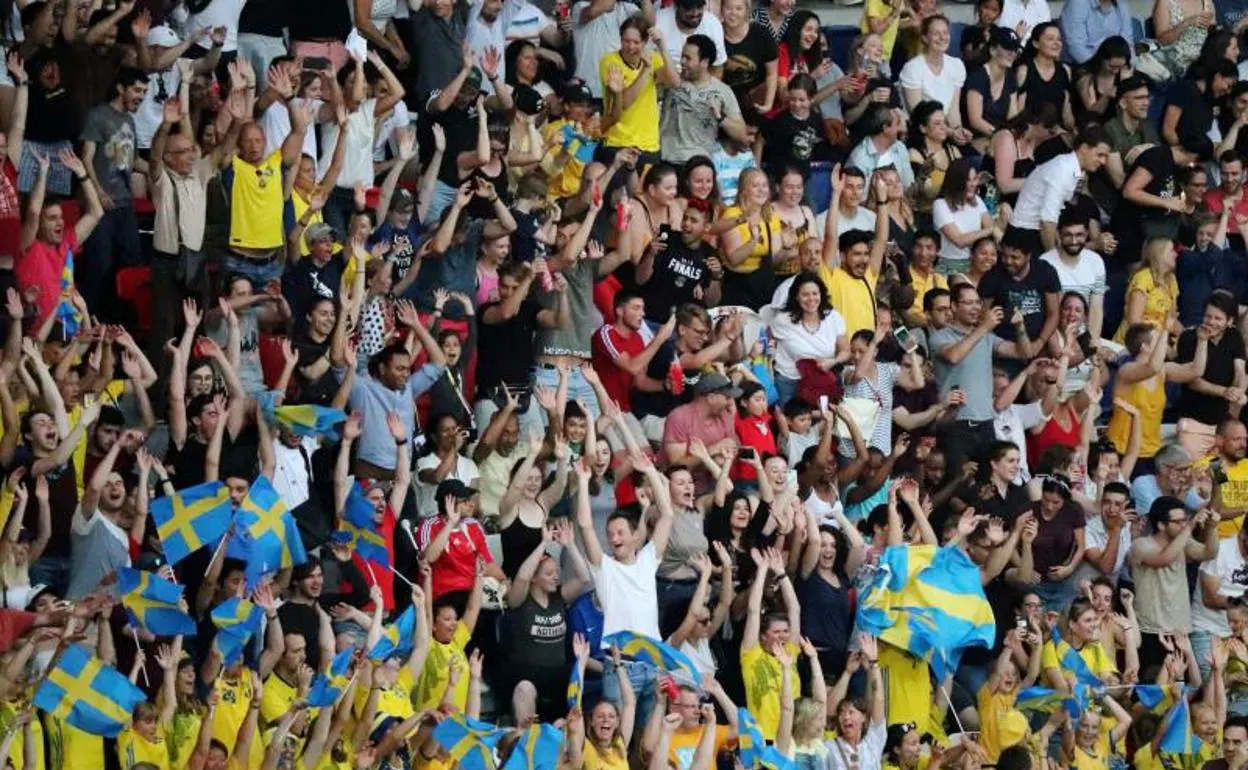Aficionados suecos siguen el partido de su selección ante Canadá. 