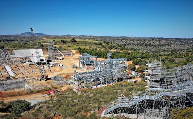 Imagen principal - Arriba: Obras de 'El Sueño de Toledo'. Izquierda: Plano de cómo será el parque de Toledo en 2021. Derecha: El presidente de Puy du Fou, Nicolás de Villiers.