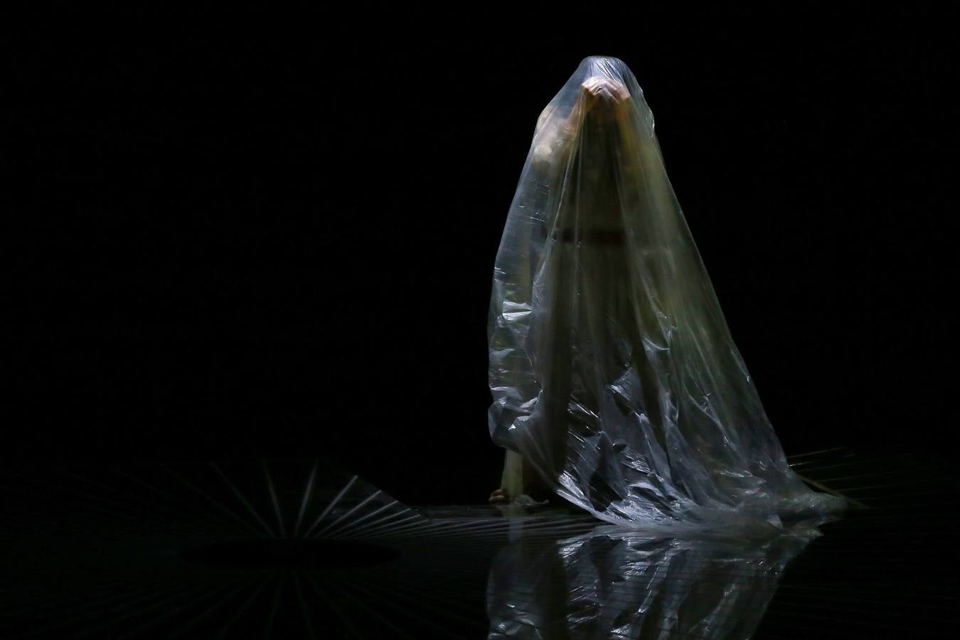 Actores interpretan a Suzuki (i) y a la joven Cio-Cio-San en una escena de la ópera «Madama Butterfly» durante un ensayo general en la Casa de la Ópera de Sídney en Nueva Gales del Sur, Australia