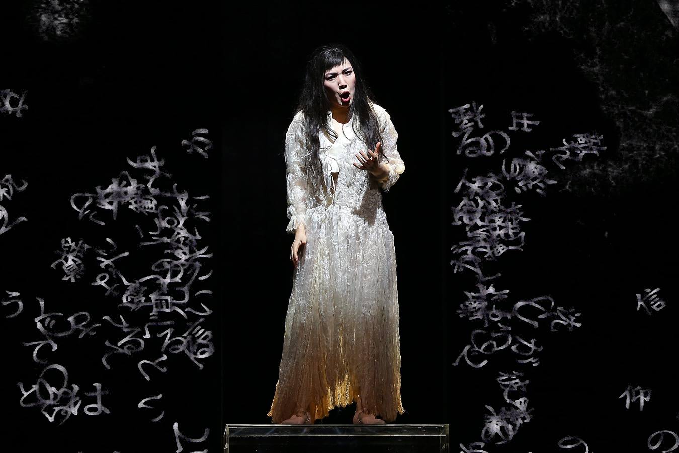 Actores interpretan a Suzuki (i) y a la joven Cio-Cio-San en una escena de la ópera «Madama Butterfly» durante un ensayo general en la Casa de la Ópera de Sídney en Nueva Gales del Sur, Australia