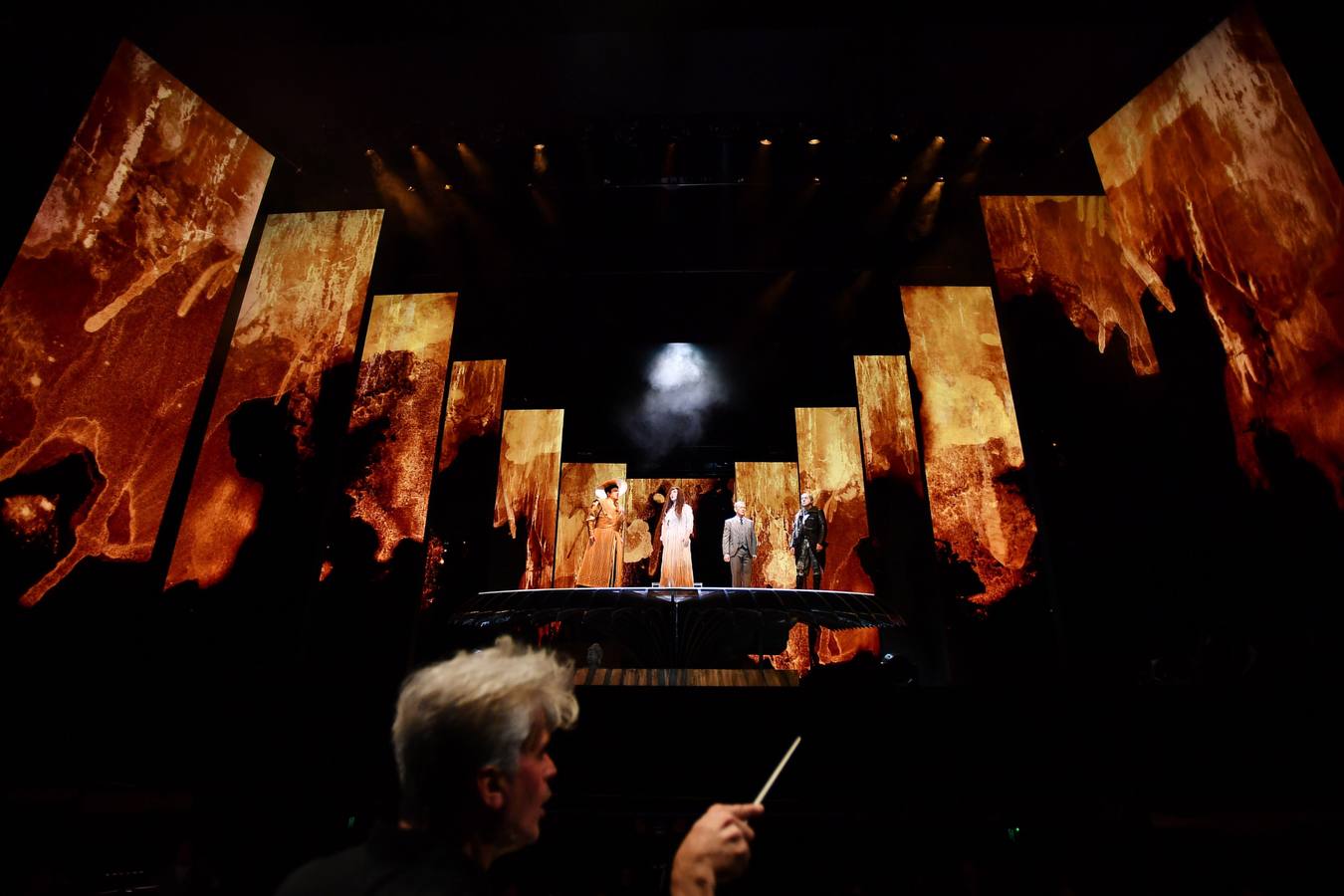 Actores interpretan a Suzuki (i) y a la joven Cio-Cio-San en una escena de la ópera «Madama Butterfly» durante un ensayo general en la Casa de la Ópera de Sídney en Nueva Gales del Sur, Australia
