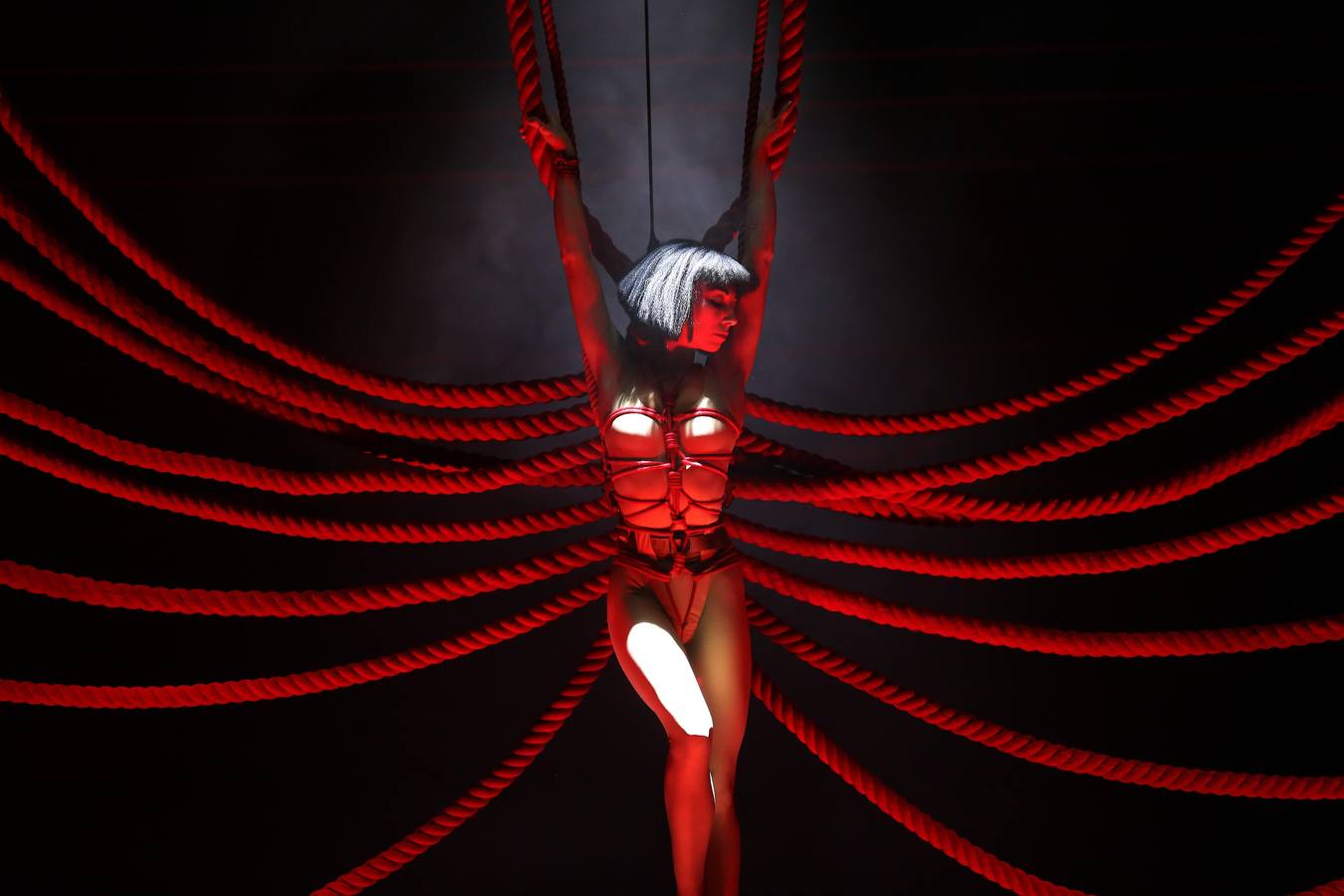 Actores interpretan a Suzuki (i) y a la joven Cio-Cio-San en una escena de la ópera «Madama Butterfly» durante un ensayo general en la Casa de la Ópera de Sídney en Nueva Gales del Sur, Australia