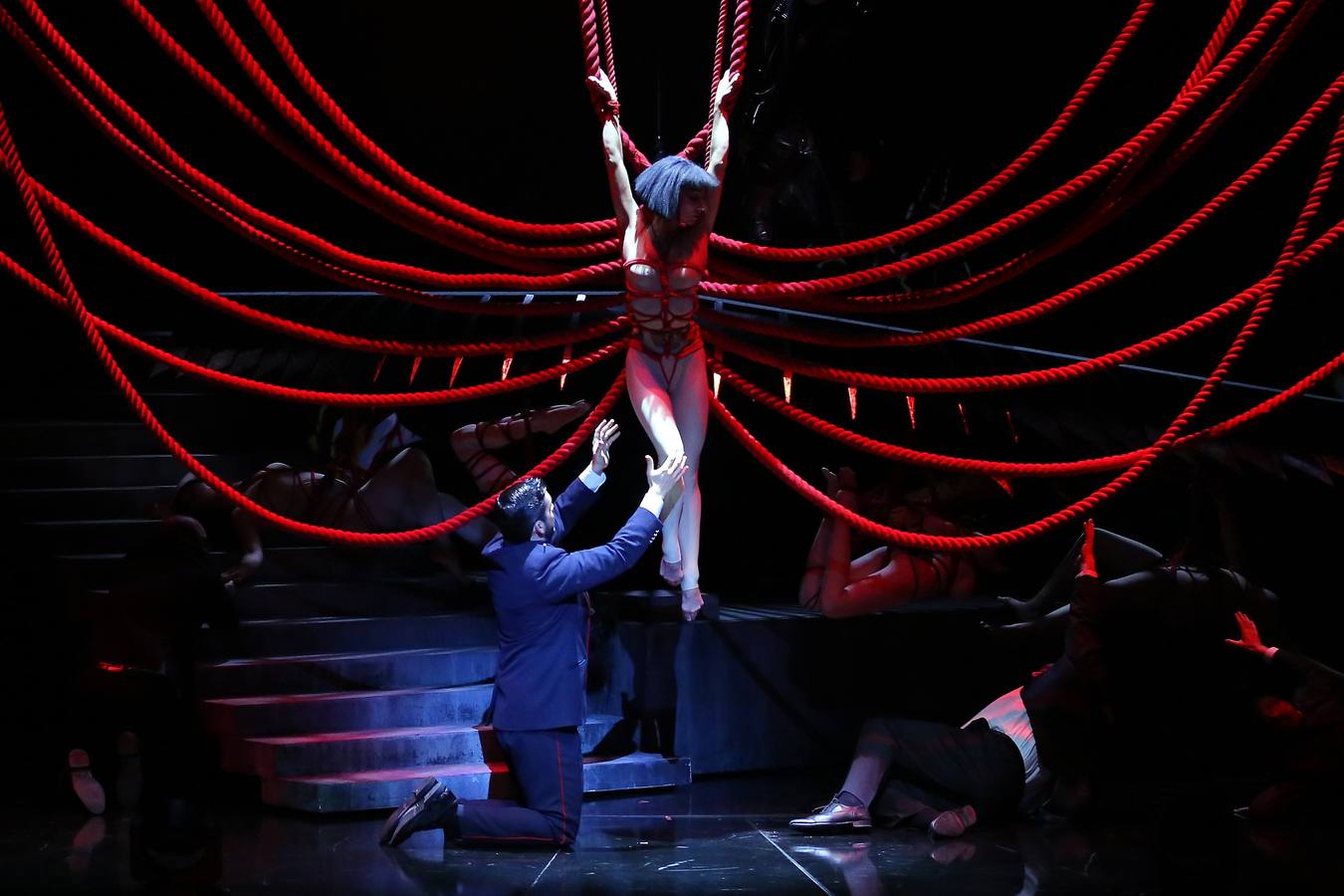 Actores interpretan a Suzuki (i) y a la joven Cio-Cio-San en una escena de la ópera «Madama Butterfly» durante un ensayo general en la Casa de la Ópera de Sídney en Nueva Gales del Sur, Australia