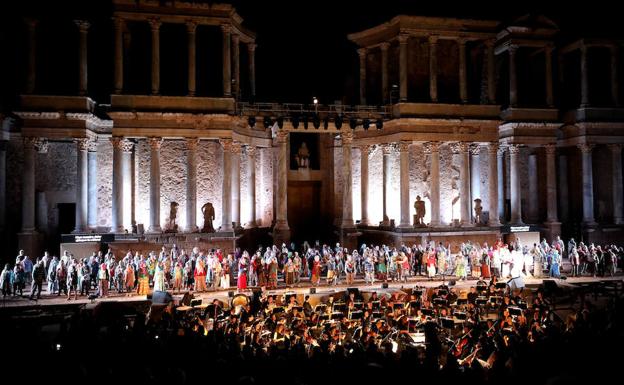 Imagen. La Orquesta de Extremadura, dirigida por Álvaro Albiach, en el estreno del Festival 