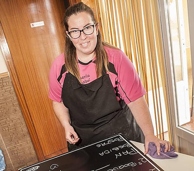 Susana López dejó el paro en marzo y trabaja en hostelería. 