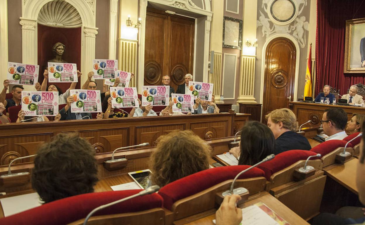 La ediles socialistas ha mostrado billetes simulados de 500 euros con las caras de los concejales de PP, Ciudadanos y Vox