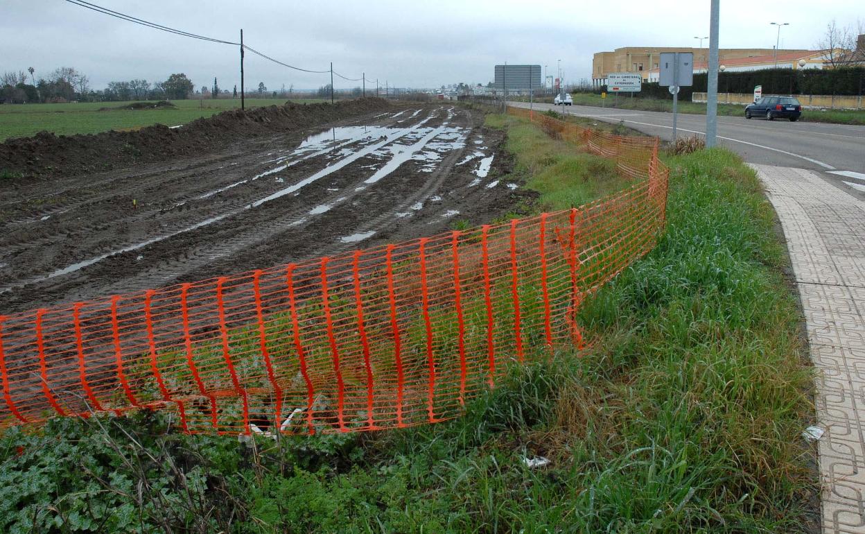 Primeros movimientos de tierra para construir la autovía Badajoz-Cáceres, a la salida de la capital pacense en 2007 