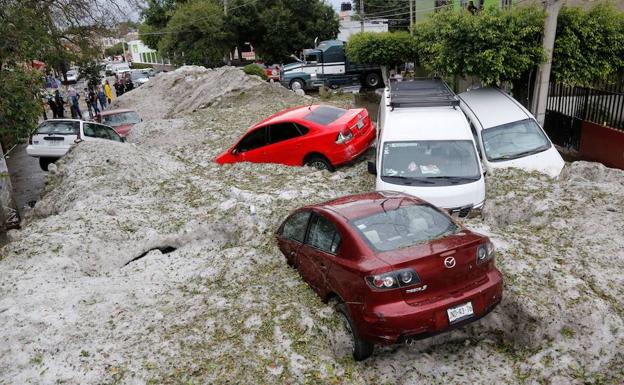 Imagen principal - Una fuerte granizada en México provoca daños en más de 200 viviendas y deja increíbles imágenes