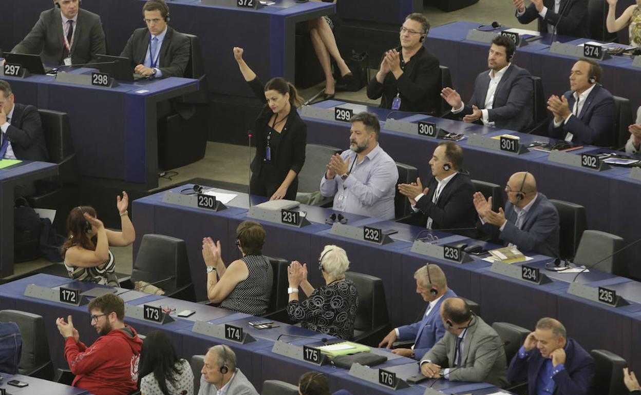 La eurodiputada española Sira Rego (IU) levanta el puño tras su discurso en la Eurocámara.