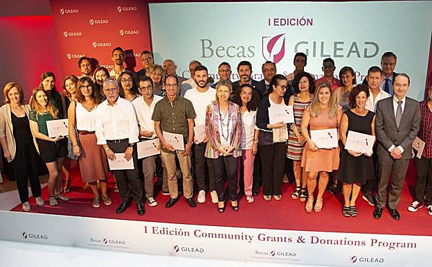 Foto de familia de los responsables de las entidades premiadas con las becas Gilead. 