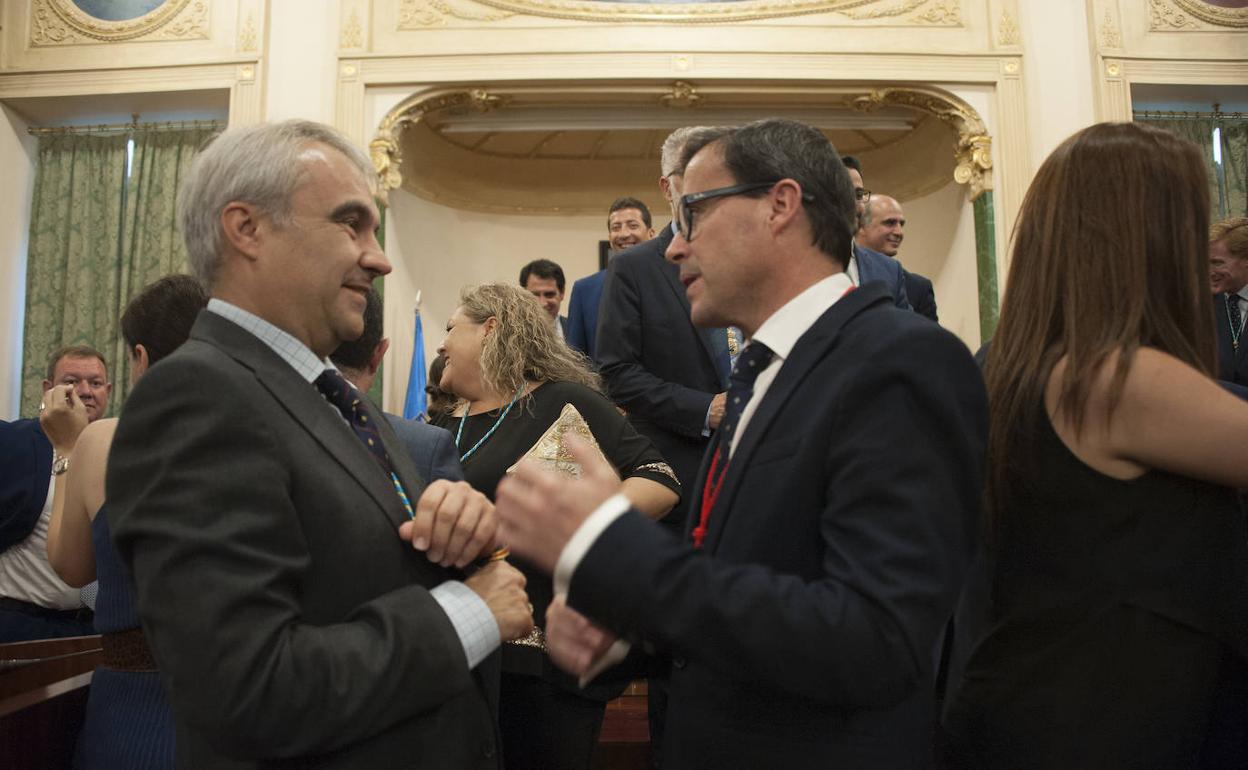 Fragoso y Gallardo se saludan en la investidura del segundo como presidente de la Diputación. 