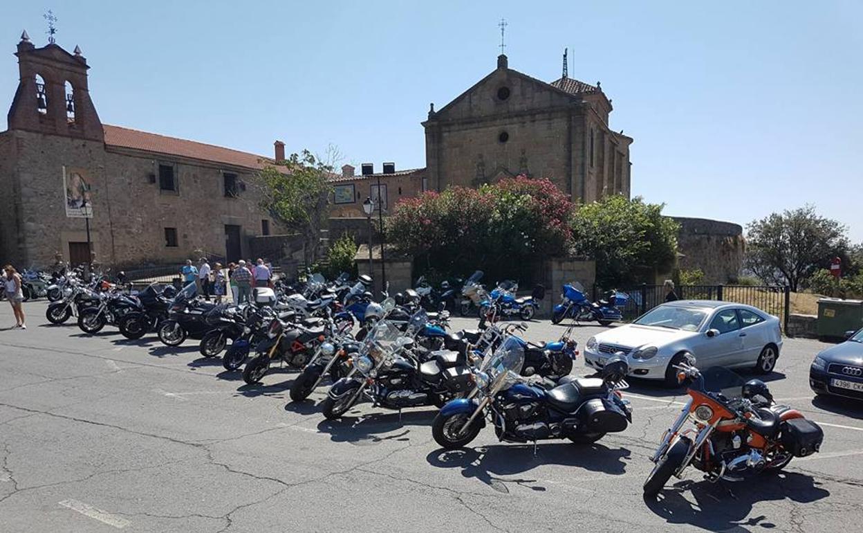 Algunas de las motos participantes en la concentración de la tercera edición del festival