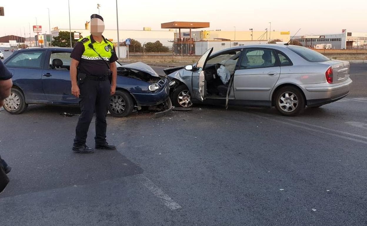 Dos heridos en una colisión entre dos coches en el polígono El Nevero de Badajoz