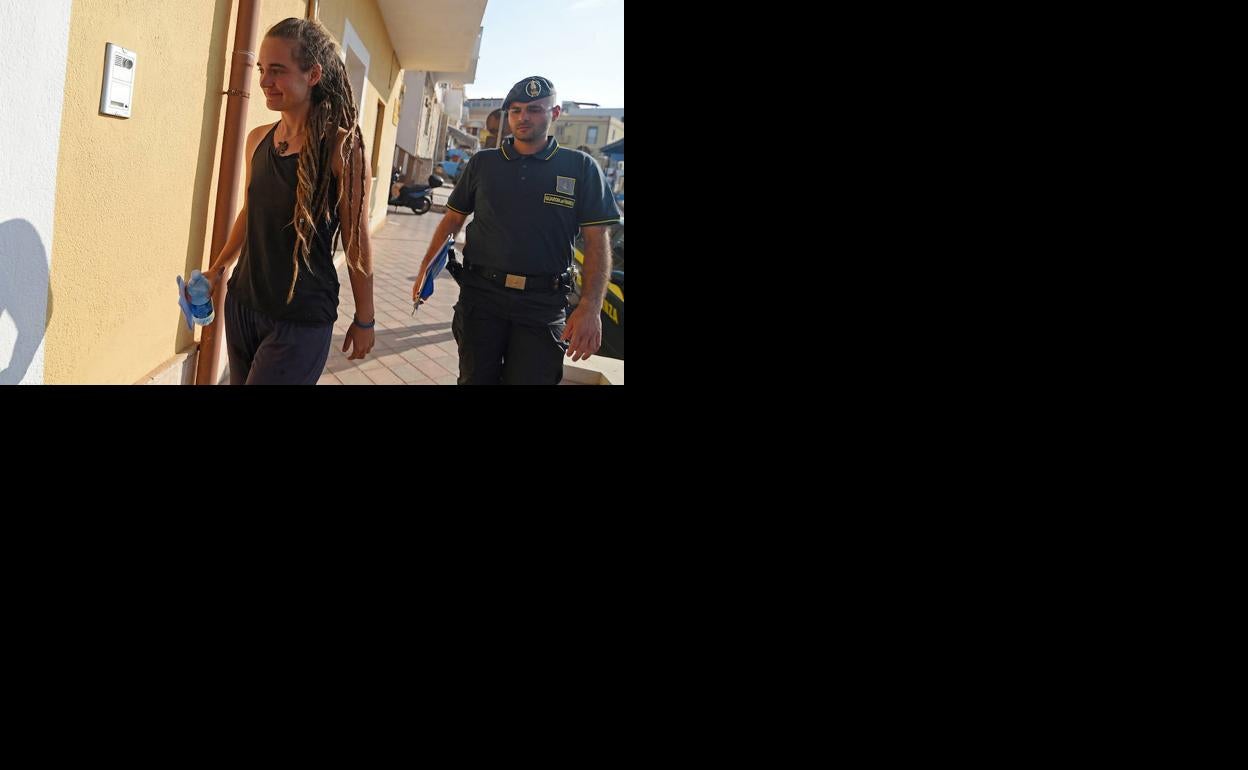 Carola Rackete, capitana del 'Sea Watch 3', detenida en Lampedusa. 