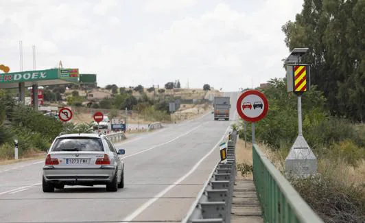 A la derecha, el nuevo radar colocado a la salida de Cáceres en la carretera que va a Badajoz. ::