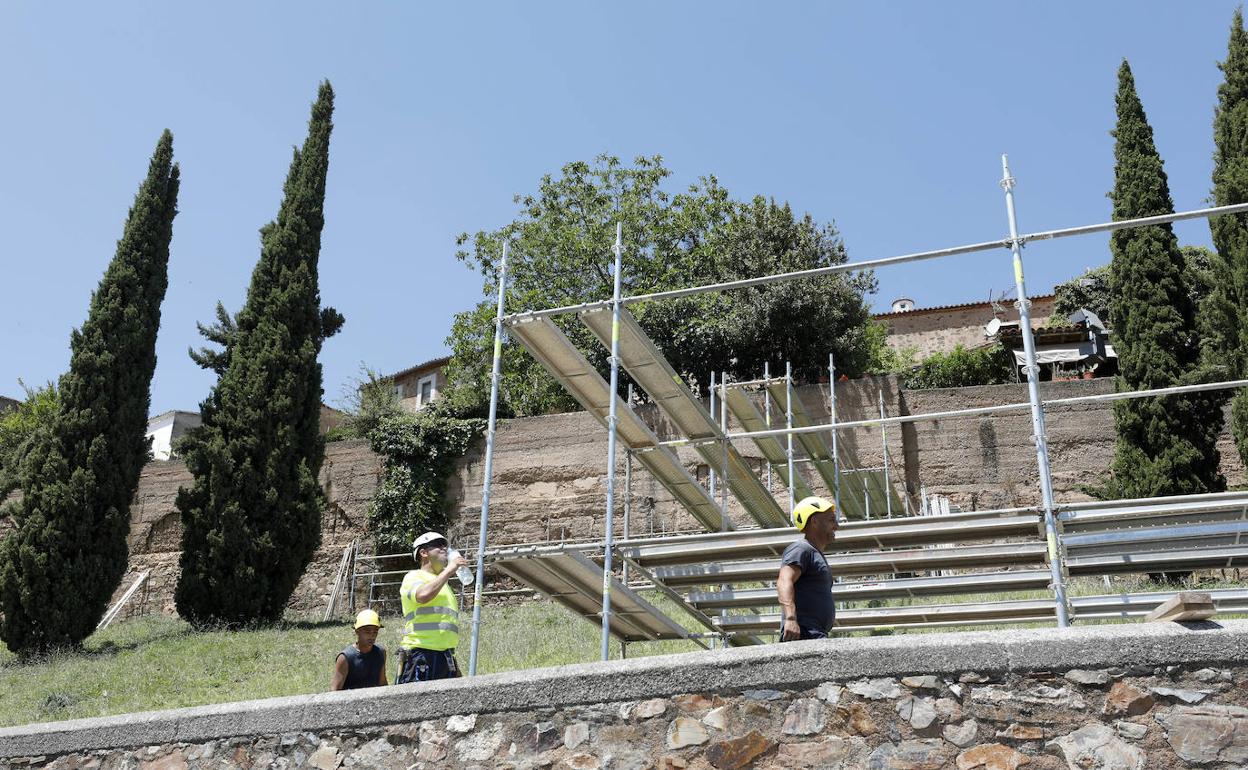 Ayer se instalaron los primeros andamios en las inmediaciones de la cisterna de San Roque. :: 