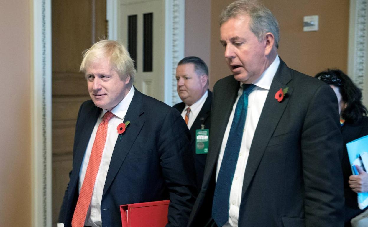 El ya exembajador Kim Darroch, con el entonces canciller británico, Boris Johnson, en una visita a Washington en 2017.
