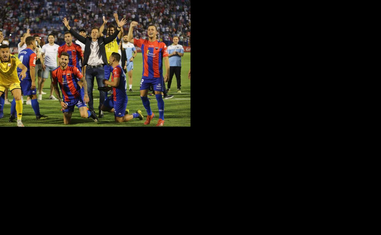 Manuel celebra junto a sus jugadores la salvación en el Francisco de la Hera. 