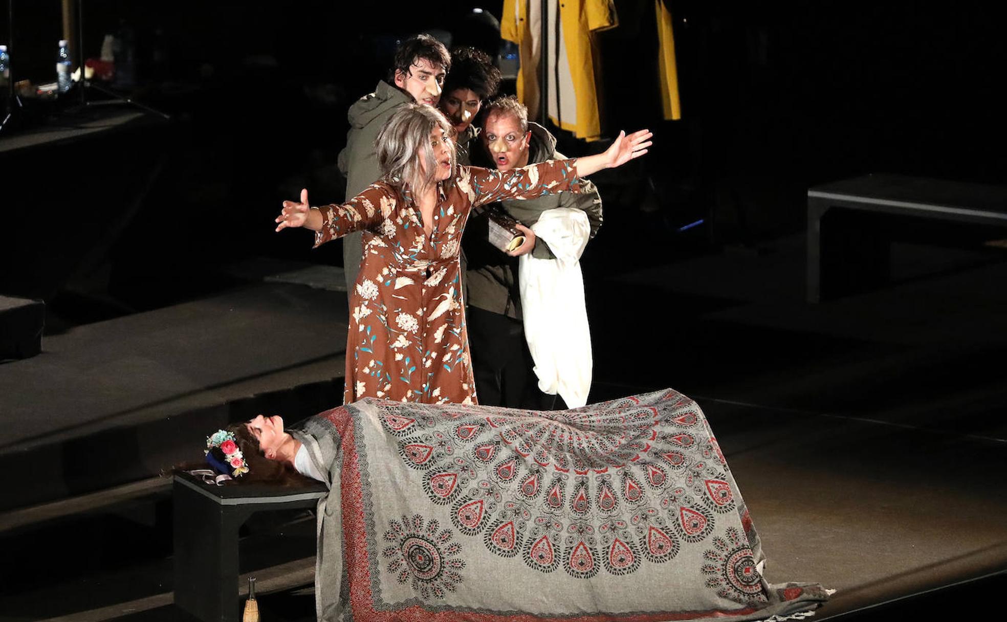 Escena en la que Salvatia, María Isasi, revive a Taisa,Ana Fernández.