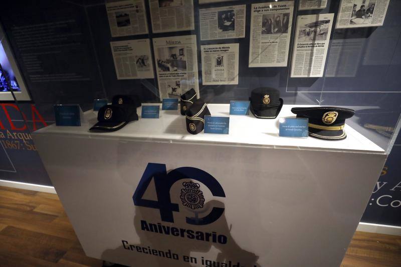 La capital extremeña es la quinta ciudad que acoge esta muestra, uno de los actos más importantes de la celebración durante todo este año del 40 aniversario de la incorporación de la mujer a la Policía Nacional