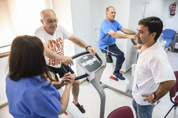 Los pacientes de la Unidad de Rehabilitación Cardíaca trabajando sobre las bicis y controlados por el equipo médico. :: JOSÉ VICENTE ARNELAS