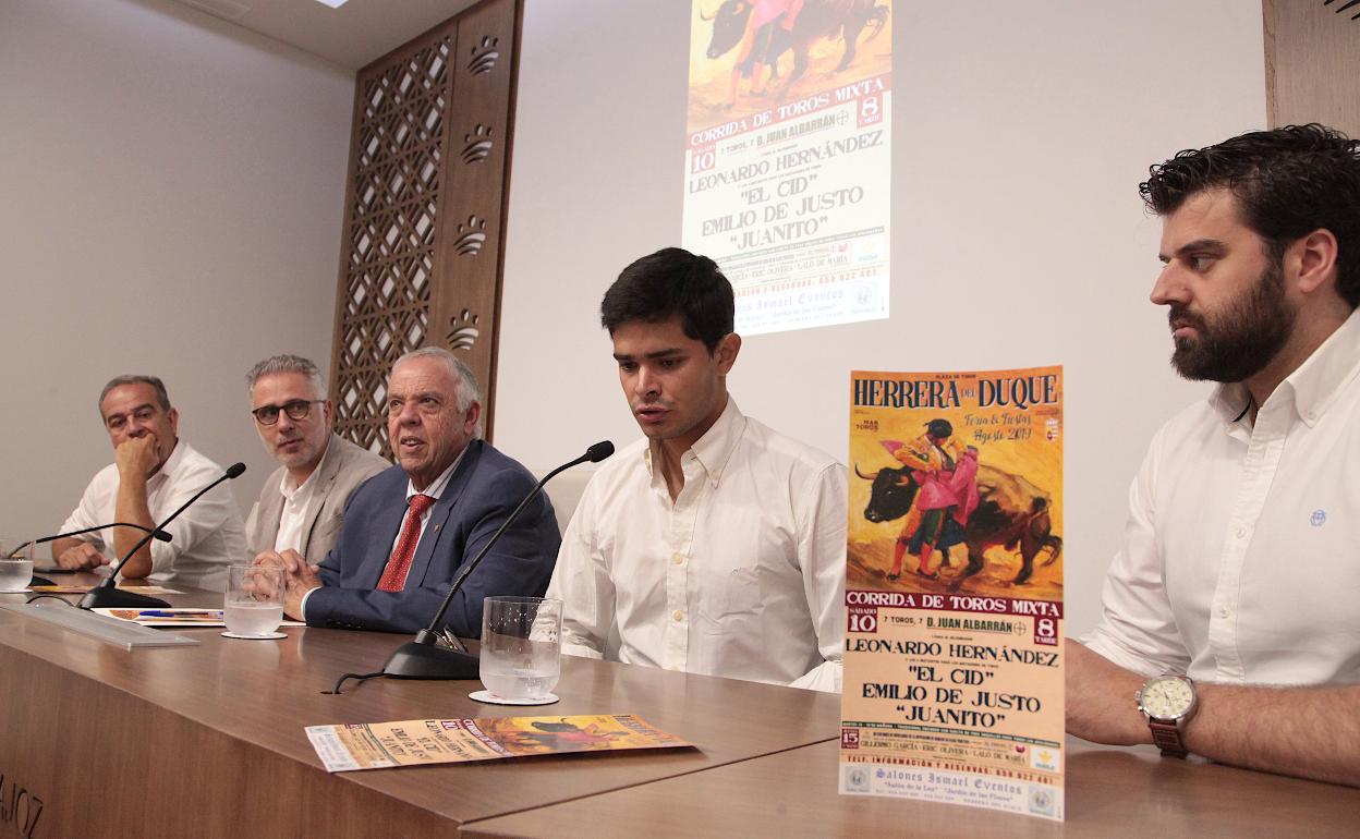 Presentación del festejo mixto en la Diputación de Badajoz:: HOY