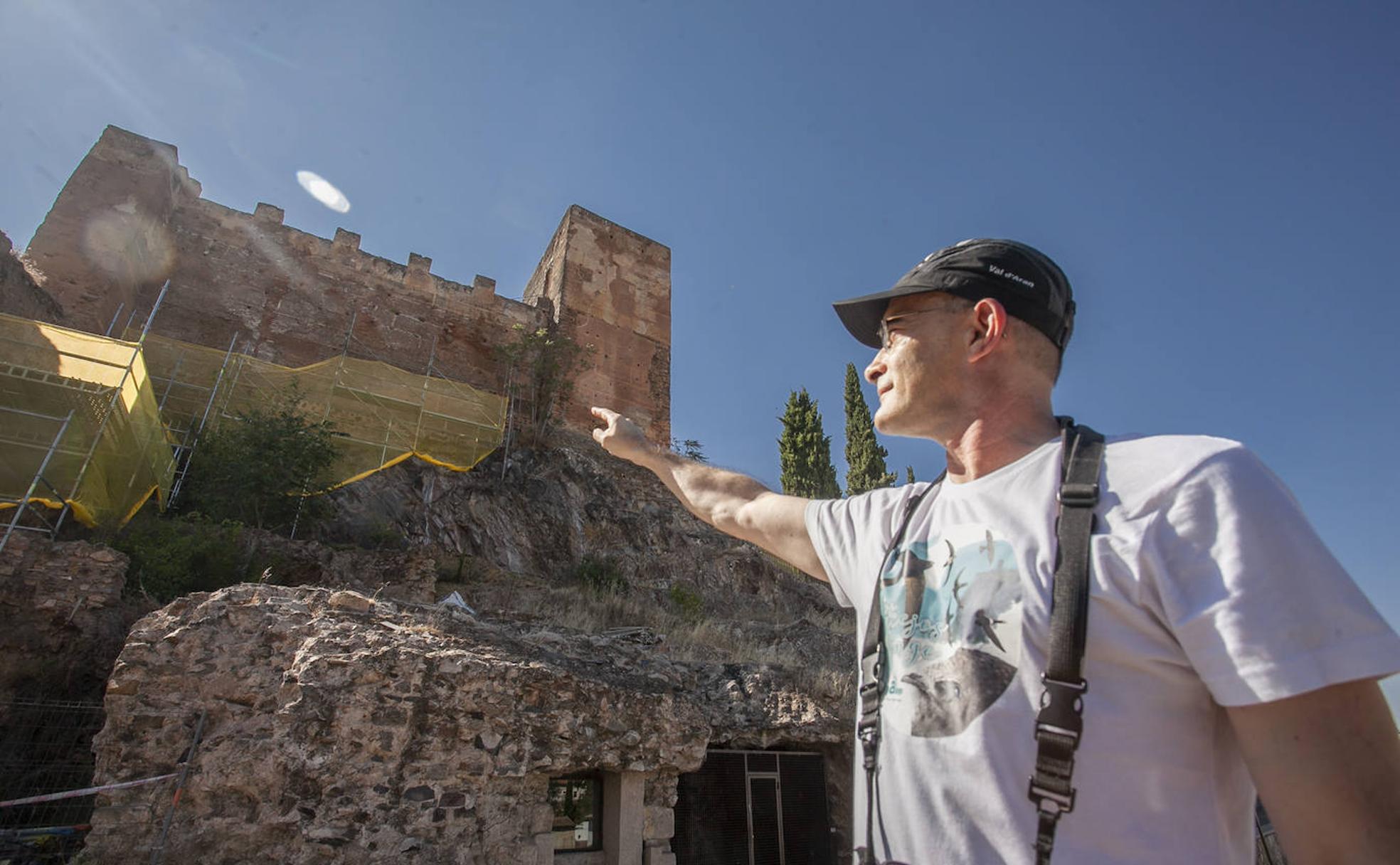 Jesús Solana, de 'Vencejos en Extremadura', señala el Baularte de los Pozos, donde la instalación de andamios se ha paralizado. :: 