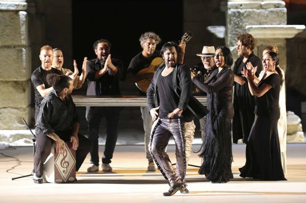 Rafael Amargo durante una de las escenas de flamenco de la obra. :: J. M. ROMERO