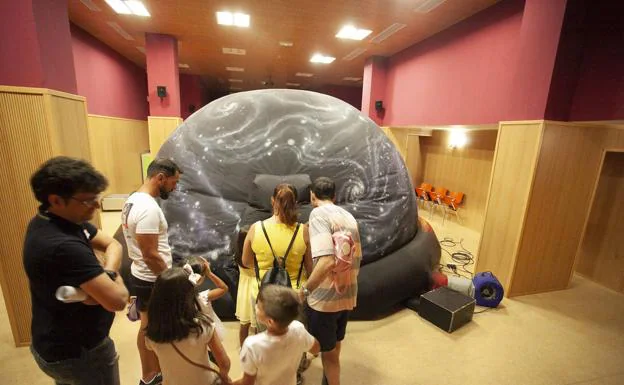 Planetario instalado en el Biblioteca Pública. :