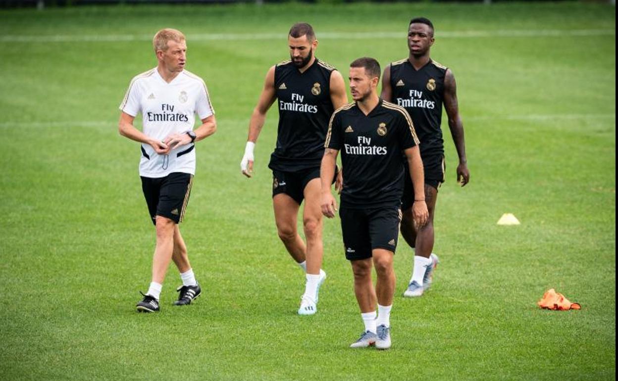 Benzema, Hazard y Vinicius, posible tridente del Real Madrid para la próxima campaña. 