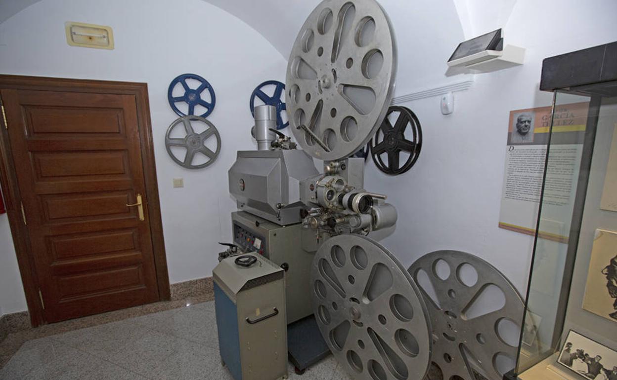 La Diputación de Cáceres exhibe un proyector de cine de 1975