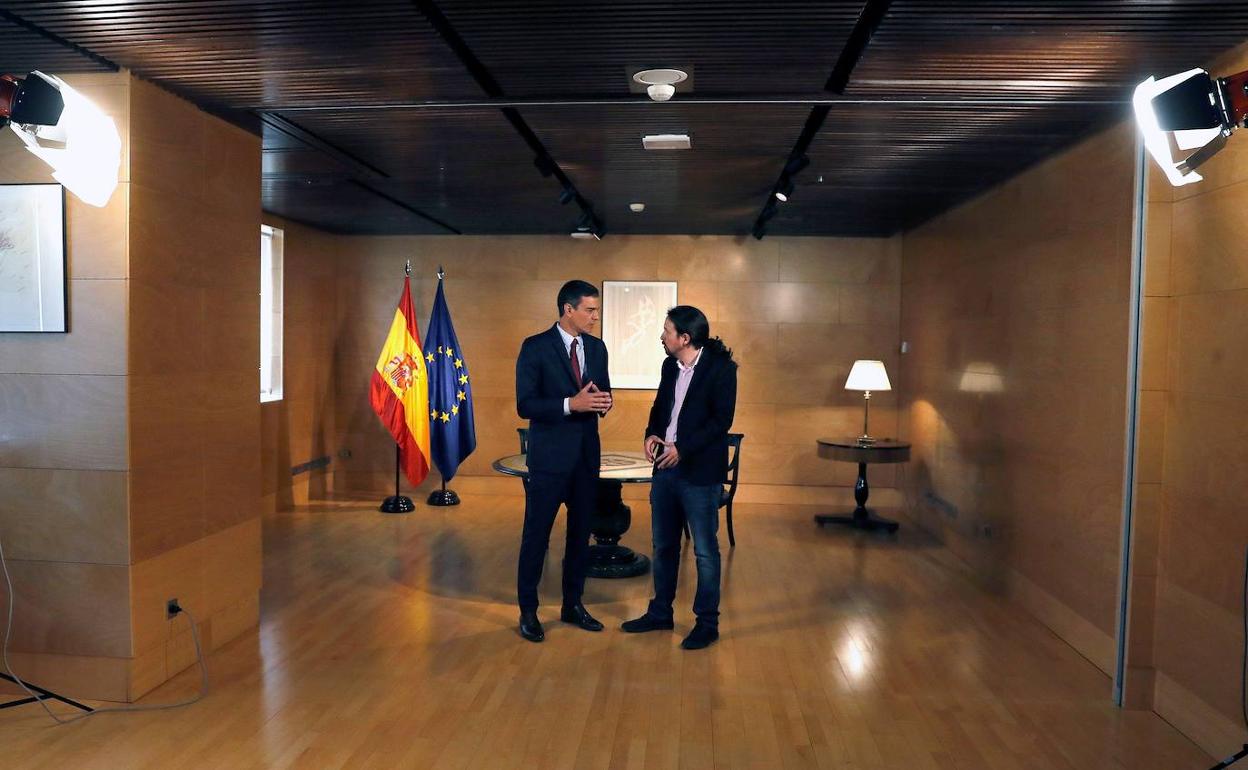 Pedro Sánchez y Pablo Iglesias durante una de sus entrevistas tras las elecciones de abril :: 