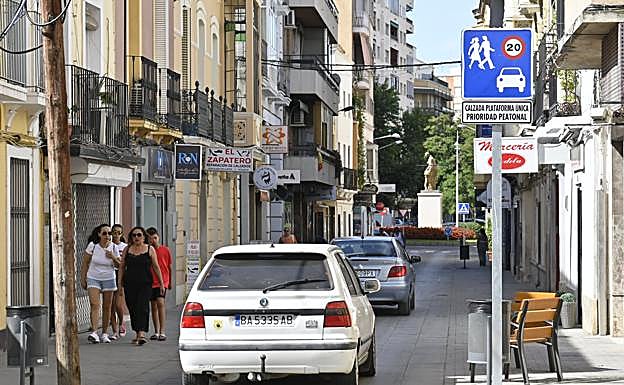 Algunas calles de Badajoz de plataforma única siguen abiertas al tráfico de vehículos, aunque la prioridad es de los peatones. 
