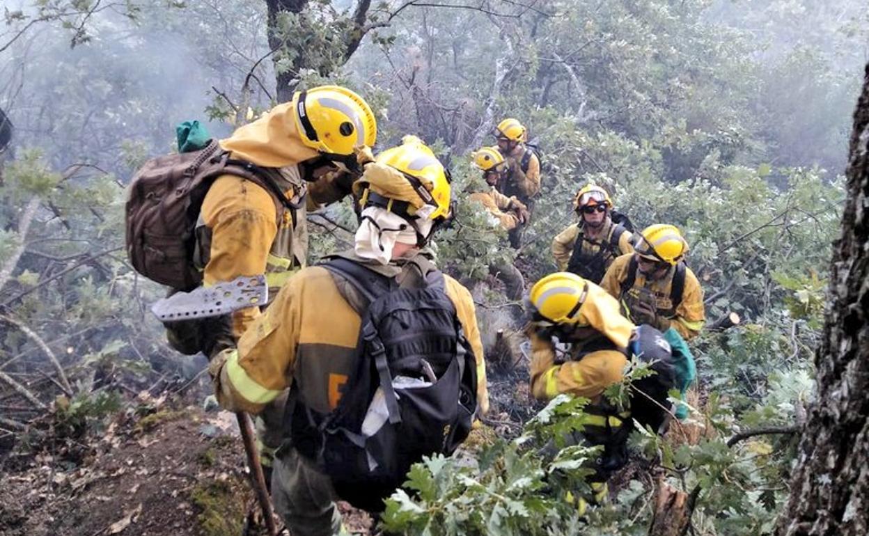 Imagen de los bomberos en el incendio de Collado que ha colgado la Asociación de trabajadores de las Brif en su perfil de Twitter. 