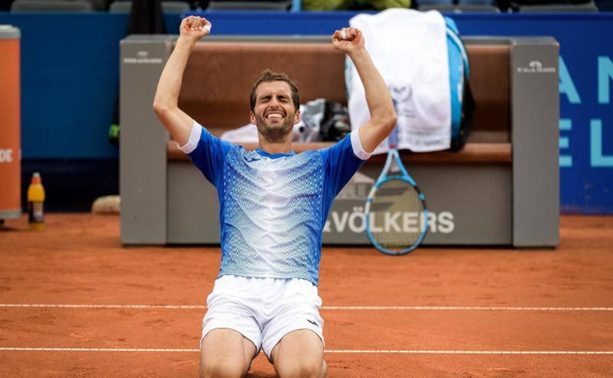 Albert Ramos, celebrando de rodillas la victoria.