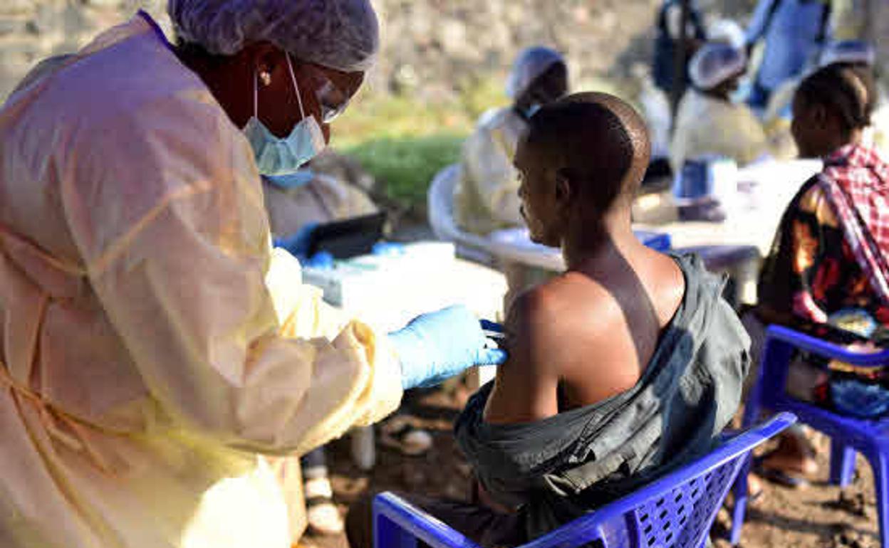 Enfermera suministra una vacuna contra el ébola en un centro de la ciudad congoleña de Goma. 