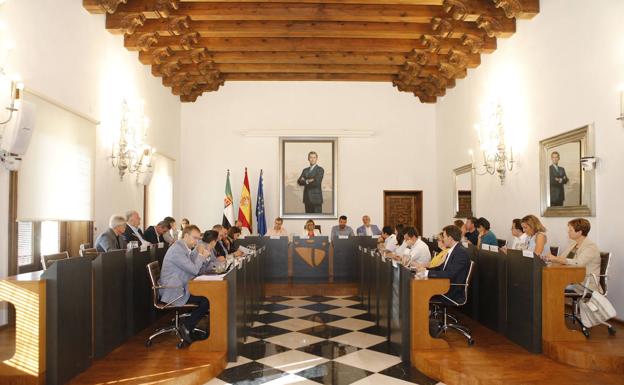 La Diputación de Cáceres aprueba el nuevo organigrama laboral, en un pleno al que Aguilera no asiste 