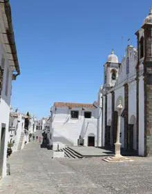 Imagen secundaria 2 - 1.- Fortificación dede la que hay unas vistas privilegiadas. 2.- Playa fluvial de Monsaraz, de las mejores equipadas en esta costa de agua dulce. 3.- Calles estrechas y blancas confieren un encanto especial a la diminuta villa de Monsaraz.